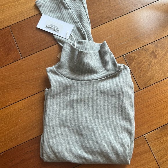 NWT Reformation Davy Cropped Ribbed Turtleneck Tee in Heather Grey, Size Small - Picture 3 of 3